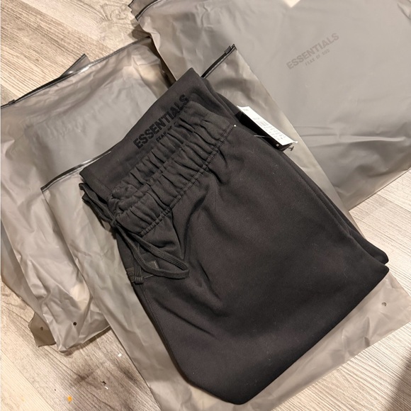 Fear of God Essentials Black Sweatpants - Picture 3 of 7